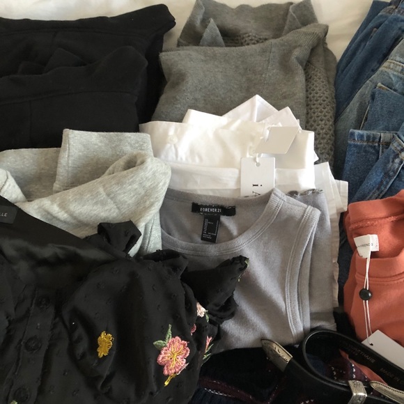 BRAND NAME CLOTHING BUNDLE (35 ITEMS) - Picture 3 of 16